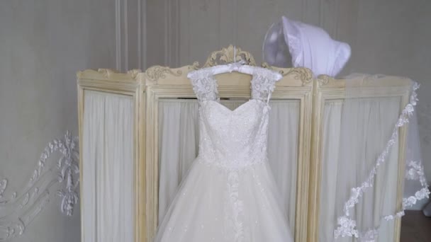 Abito da sposa di lusso per sposa. Abito da sposa bianco . — Video Stock