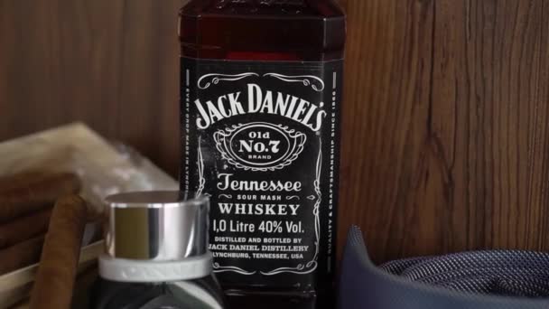 러시아 상트페테르부르크 - 2019 년 8 월 19 일 : Jack Daniels bottle of whiskey. — 비디오