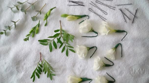 Flores de rosa blanca para peinado. Estilo de boda para la novia. Peluquería — Vídeos de Stock