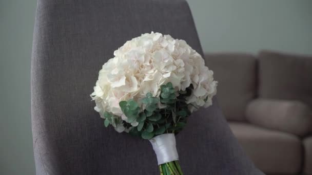 Buket bunga hidrangea putih. Pernikahan karangan bunga pengantin wanita. Persiapan pagi untuk pengantin baru. Susunan bunga di kursi di kamar tidur. Pengantin, gadis atau wanita mengambil karangan bunga — Stok Video
