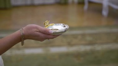 Gelin ve damat törende alyanslarını değiş tokuş ederler. Hoş bir çift.