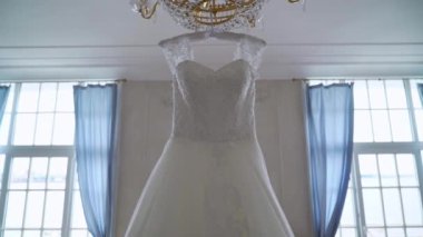 Gelin için lüks gelinlik. Gelin beyaz elbisesi.