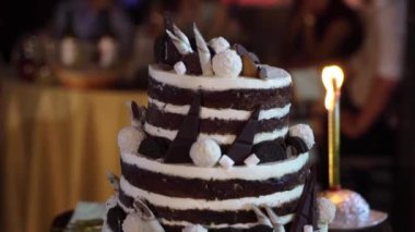 Düğün pastası. Partide geleneksel kutlama tatlısı. Gelin ve damat bir parça kesti.