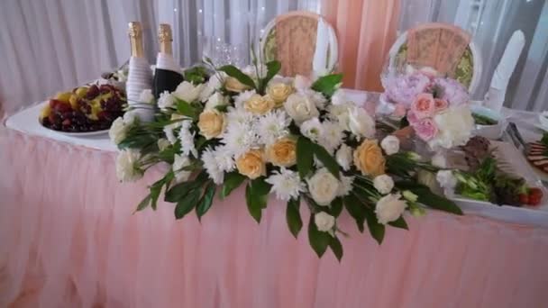 Glasses, plates, Cutlery and napkins. Decorated tables with flowers for the party. Wedding reception, birthday, anniversary. — Stock Video