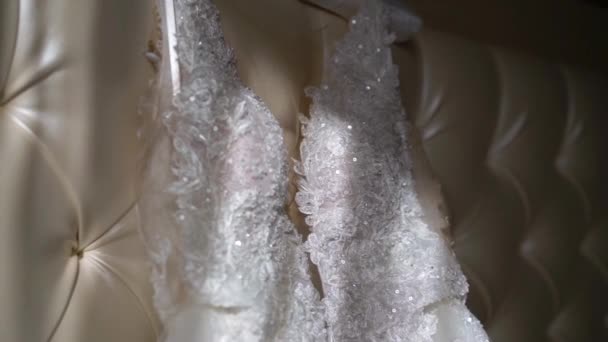 Robe de mariée de luxe pour mariée. Robe blanche de mariée .