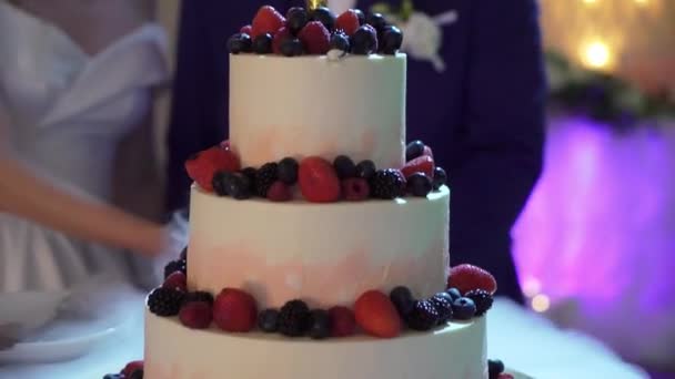 Kue pernikahan. Hidangan penutup perayaan tradisional di pesta tersebut. Pengantin wanita dan pengantin pria dipotong sepotong — Stok Video