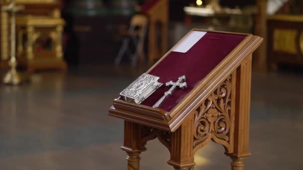 SAN PETERSBURGO, RUSIA - 4 DE AGOSTO DE 2019: Iglesia catedral o templo interior. Cristianismo religión . — Vídeos de Stock