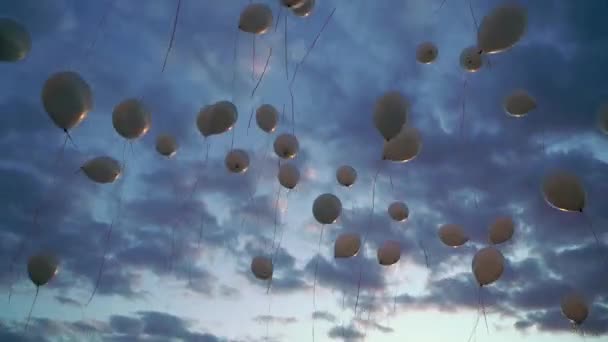 Luftballons bei der Party geschmückt. — Stockvideo
