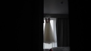 Gelin için lüks gelinlik. Gelin beyaz elbisesi.