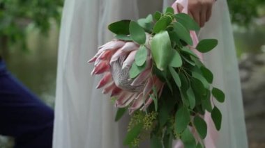 Düğün çifti sarılıyor. Gelin ve damat kucaklıyor