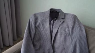 Genç adam ceketini giydi. Kutlama, iş toplantısı ya da düğün için giyinme