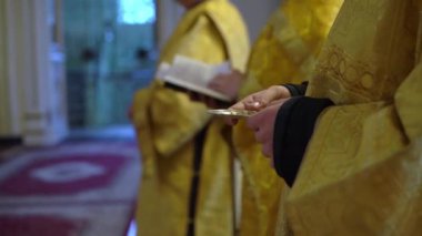 Kilisedeki düğün. Hristiyan kilisesinde evlilik töreni. Rahip, gelin ve damat içeride..