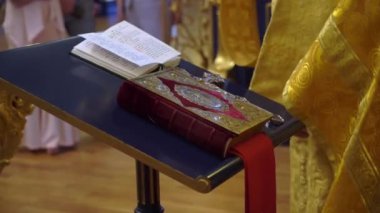 Rahip kilisede dua ediyor. Hıristiyanlık töreni.