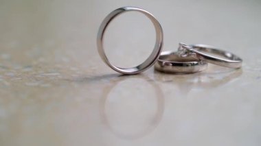 Evlilik yüzükleri. Bir çift evlilik sembolü. Gelin ve damadın karı koca olma aşkı. Evlilik sembolü.