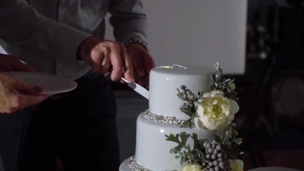 Svatební dort. Tradiční slavnostní dezert na párty. Nevěsta a ženich střih kus — Stock video