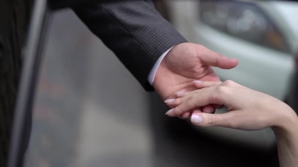 Wedding couple in a city. Bride and groom holding hands — Stock Video