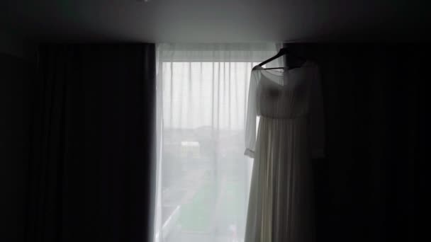 Luksusowa suknia ślubna dla panny młodej. Biała suknia ślubna. — Wideo stockowe