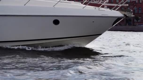 Luxury yacht sailing in Saint-Petersburg city in summer — Stock Video