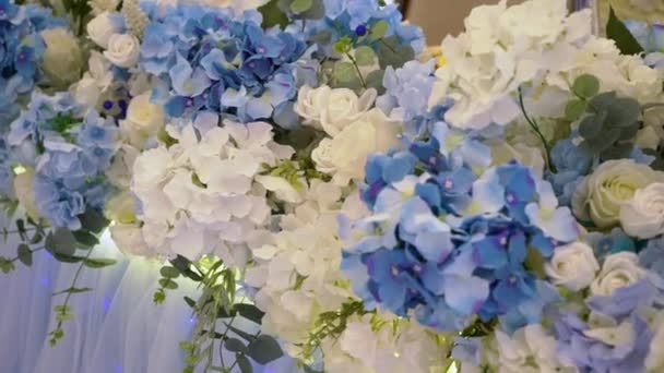 Réception de mariage fleurs décorées banquet . — Video