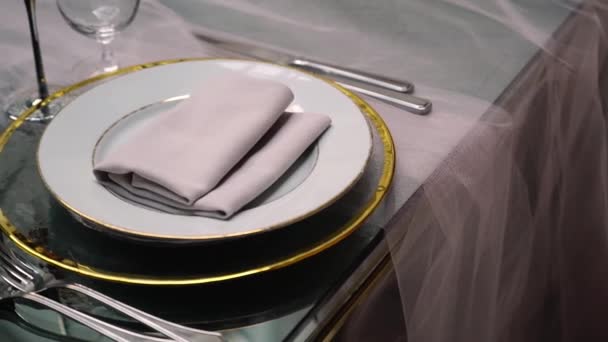 Lunettes, assiettes, Couverts et serviettes. Tables décorées avec des fleurs pour la fête. Réception de mariage, anniversaire, anniversaire.