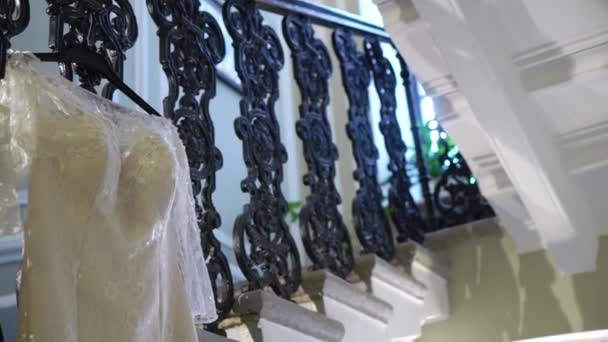 Luxe trouwjurk voor bruid. Witte bruidsjurk. — Stockvideo
