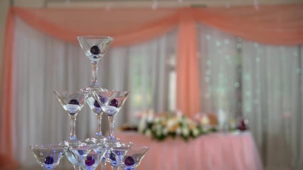 Pyramide tour de verres avec champagne. Vin mousseux alcoolisé à la fête, célébration, mariage, anniversaire ou anniversaire .