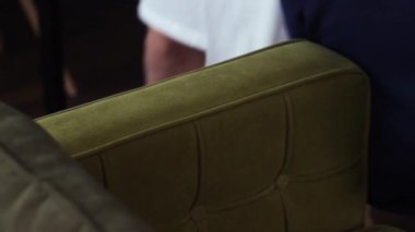 Genç adam klasik beyaz gömlek giydi. Damat kıyafeti. İş adamı ya da ofis çalışanı sabah hazırlanıyor.