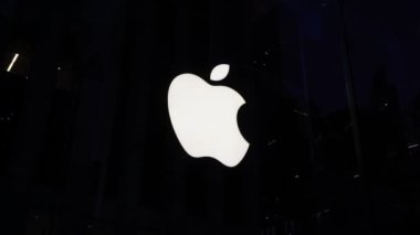 New York, Usa - 1 Ekim 2019: Fifth Avenue logosundaki Apple mağazası