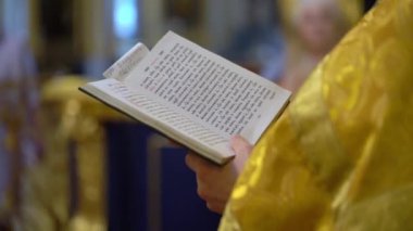 Rahip kilisede dua ediyor. Hıristiyanlık töreni.