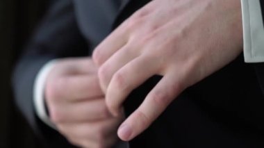 Genç adam ceketini giydi. Kutlama, iş toplantısı ya da düğün için giyinme