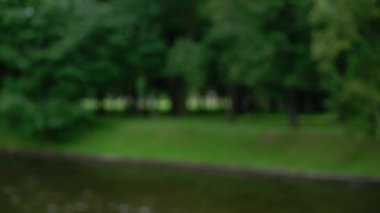 Genç çift el çırpın ve el ele tutuşun.