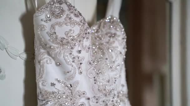 Robe de mariée de luxe pour mariée. Robe blanche de mariée .