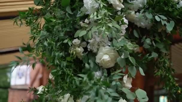 Cerimonia nuziale decorata con fiori. Accoglienza matrimonio con mazzi di fiori. Bella festa . — Video Stock