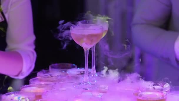 Pirámide torre de copas con champán. Vino espumoso de alcohol en la fiesta, celebración, boda, cumpleaños o aniversario . — Vídeos de Stock