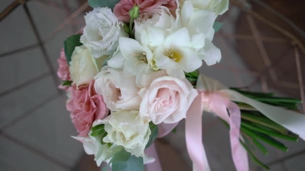 Bukiet kwiatów białych i różowych róż. Bukiet ślubny panny młodej. Poranne przygotowania nowożeńców. Układy kwiatowe — Wideo stockowe