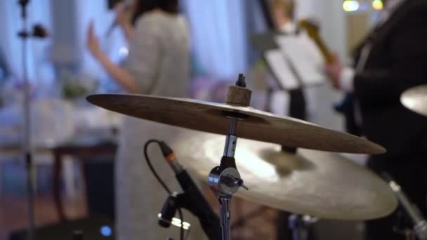 Schlagzeuger spielt Schlagzeug bei einem Konzert. Musiker mit Schlagstöcken spielt Percussion auf der Bühne. — Stockvideo