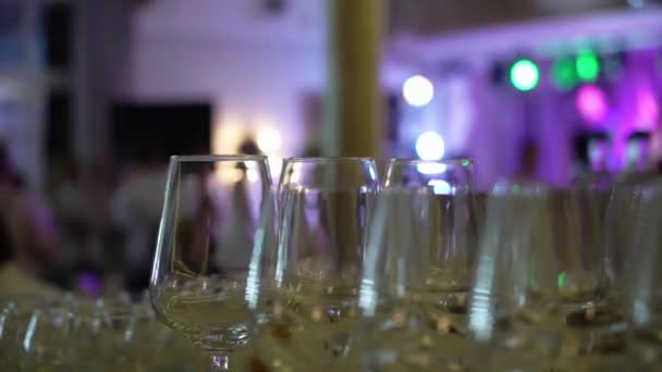 Σαμπάνια σε ποτήρια και μπουκάλι στο πάρτι. Ποτά αλκοόλ και ποτά — Αρχείο Βίντεο