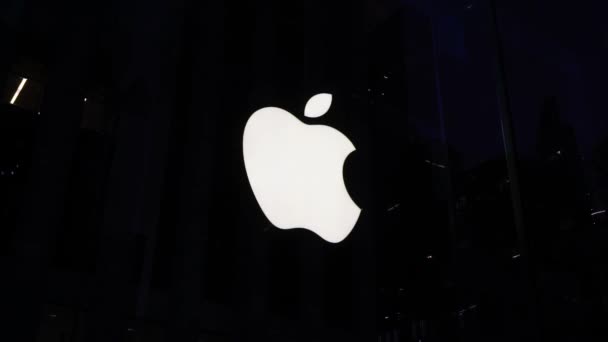 New York, Usa - 1 Οκτωβρίου 2019: Κατάστημα της Apple στο λογότυπο της Fifth avenue — Αρχείο Βίντεο