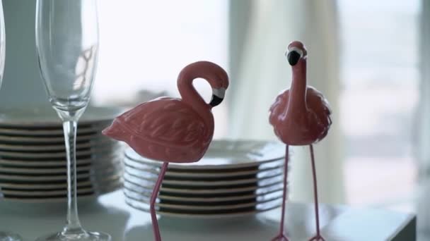 Pembe flamingo partideki küçük figürler.. — Stok video