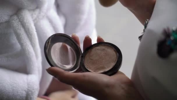 Artista facendo trucco per sposa o modella. Trucco moda bellezza per giovane donna . — Video Stock