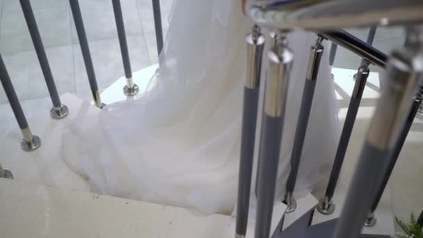 Jovem noiva em vestido de noiva branco desce as escadas — Vídeo de Stock