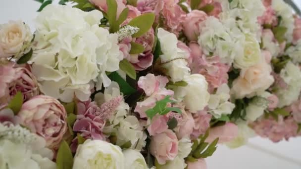 Весільна церемонія прикрашена квітами. Весільний прийом з букетами. Красива вечірка . — стокове відео