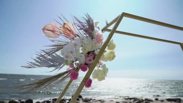 Cerimonia nuziale decorata con fiori. Accoglienza matrimonio con mazzi di fiori. Bella festa . — Video Stock