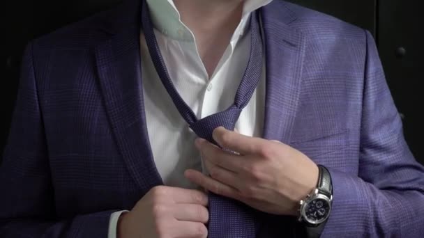 Młody człowiek założył krawat. Ubieranie na uroczystość, spotkanie biznesowe lub wesele — Wideo stockowe