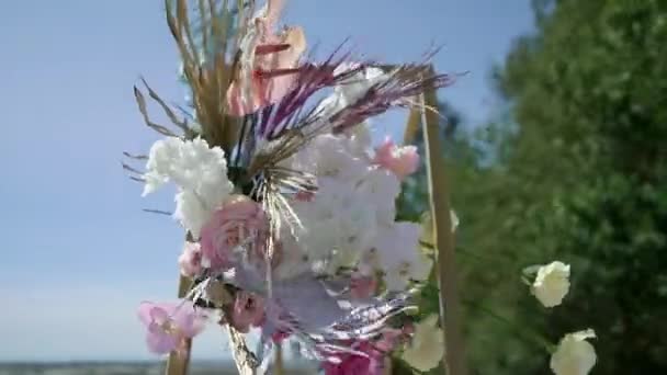 फूलों से सजाया गया विवाह समारोह। गुलदस्ते के साथ शादी का स्वागत। खूबसूरत पार्टी . — स्टॉक वीडियो