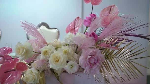 Vasos, platos, cubiertos y servilletas. Mesas decoradas con flores para la fiesta. Recepción de la boda, cumpleaños, aniversario. — Vídeo de stock