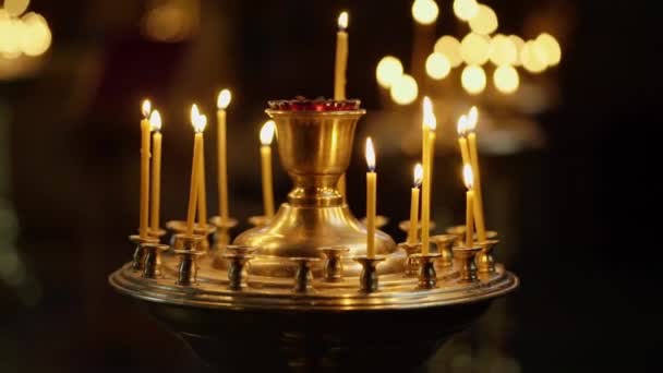 Свічки полум'я в церкві — стокове відео