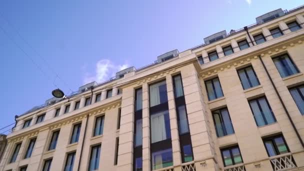 Fachada de edifício histórico em uma cidade. Exterior do hotel, apartamento ou centro de negócios — Vídeo de Stock