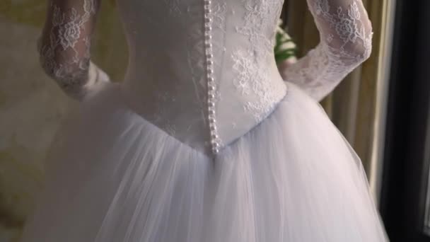 Novia joven en vestido de novia con flores de ramo en el interior. Vestido de lujo blanco moda — Vídeo de stock