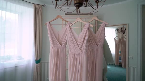 Luxusní svatební šaty pro družičky a nevěstu. Svatební bílé šaty. — Stock video